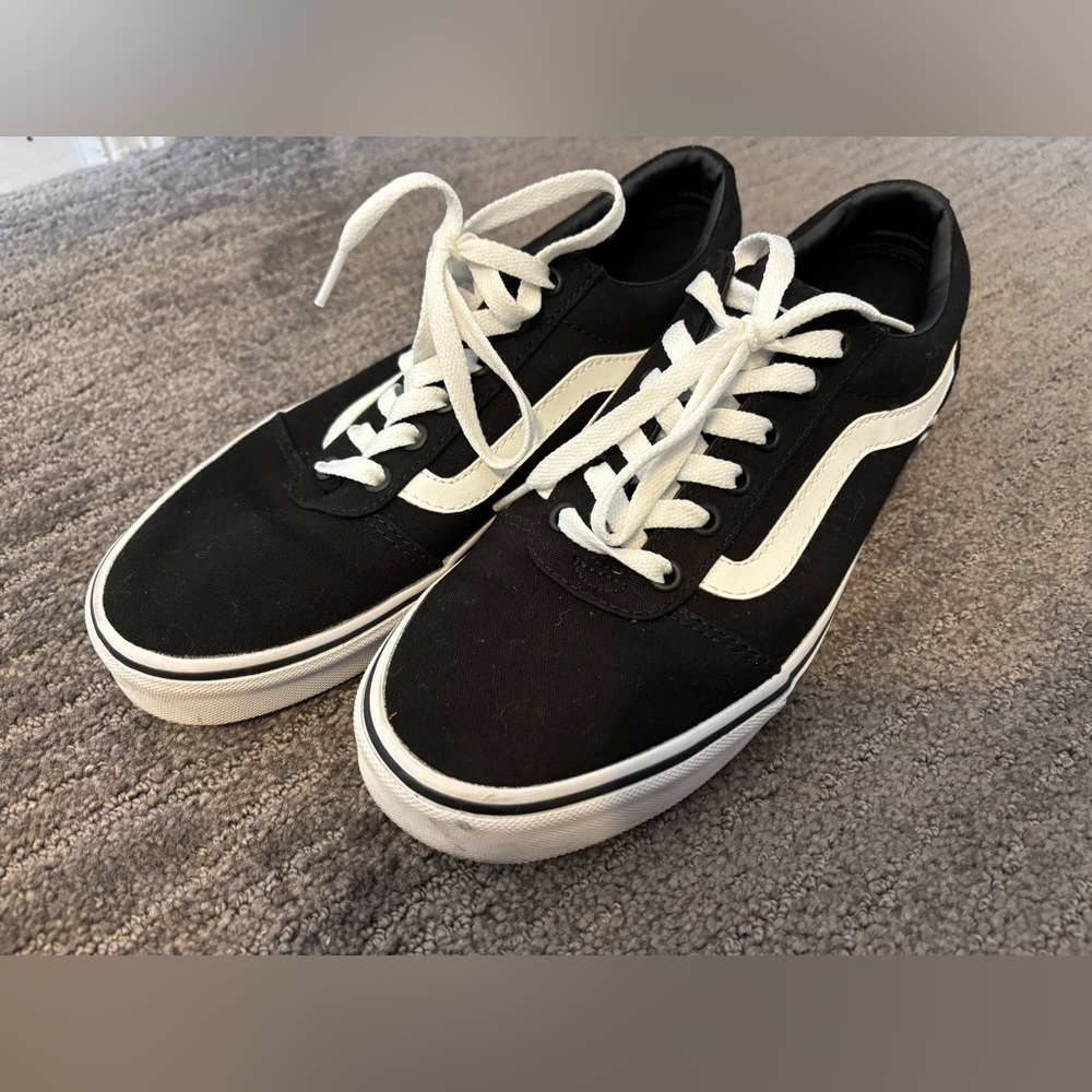 Vans Men's Black and White Sneakers